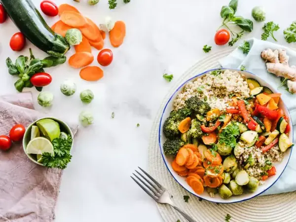 Bowl sayuran dan quinoa dengan bahan segar