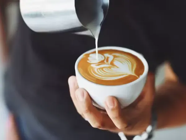 Kopi latte dengan latte art