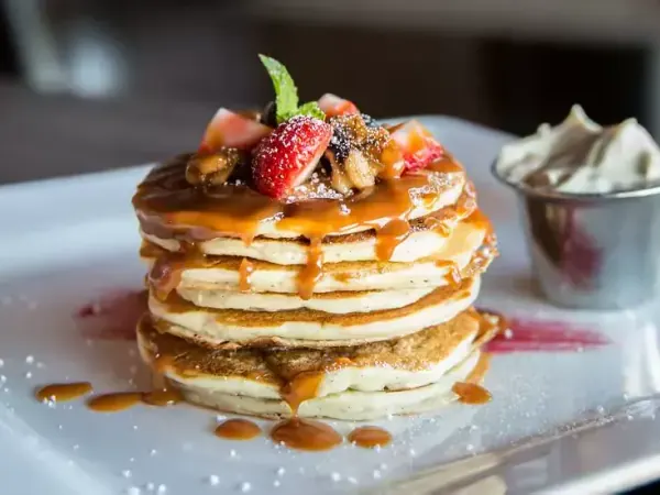Pancake bertumpuk dengan saus dan buah