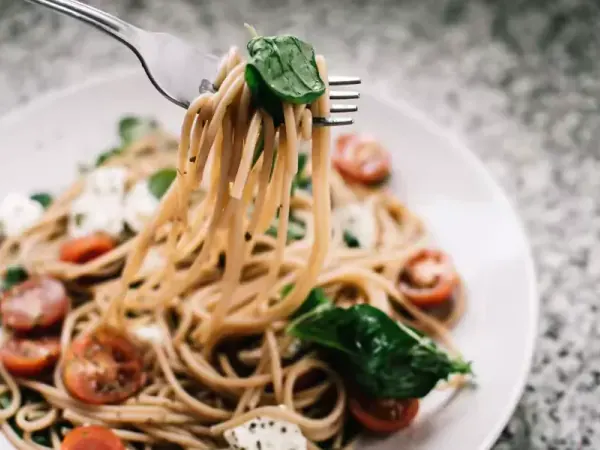Pasta dengan sayuran segar di atas piring