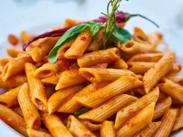 Pasta penne dengan saus tomat