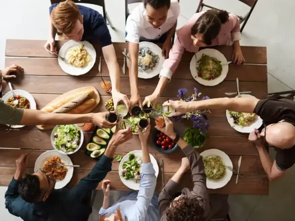 Suasana makan bersama di meja panjang