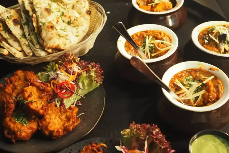 Hidangan tersaji di meja restaurant